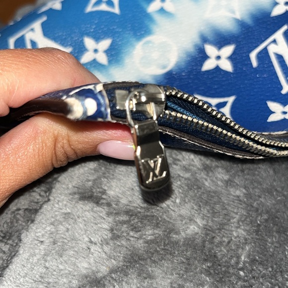 💙🤍🩵 AUTHENTIC LOUIS VUITTON BLUE & WHITE ESCALE WRISTLET- GORGEOUS🩵🤍💙 - Picture 13 of 13
